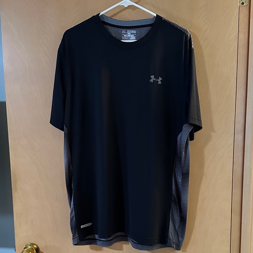 Under Armour Men's Black and Gray Short Sleeve Tee